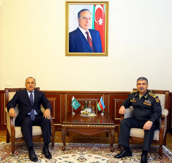 Министр обороны Азербайджана встретился с послом Пакистана