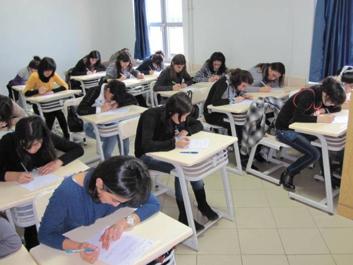 В Баку пройдет экзамен экстерном для желающих досрочно окончить среднюю школу
