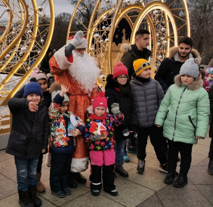 По инициативе Лейлы Алиевой волонтеры АМОР организовали новогоднюю акцию для детей
