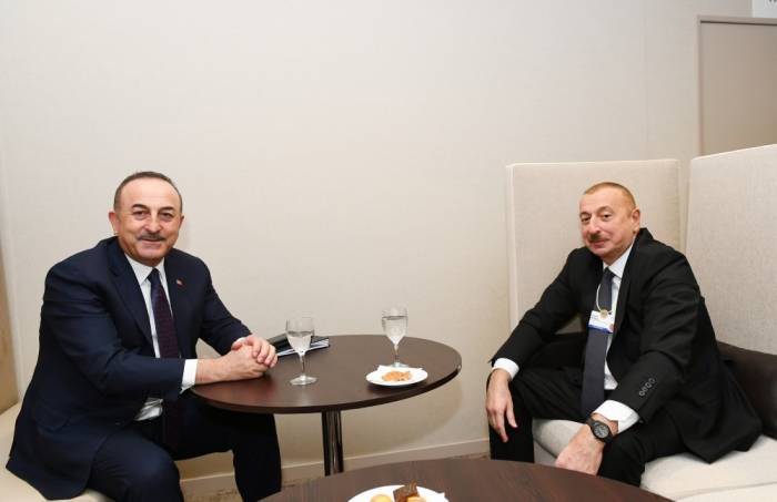 Ильхам Алиев встретился c министром иностранных дел Турции
