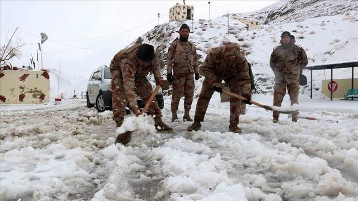 Число жертв снегопада в Пакистане выросло до 75
