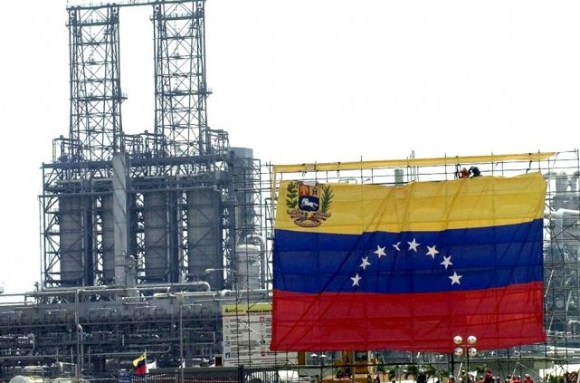 Экспорт нефти из Венесуэлы сократился на треть на фоне санкций

