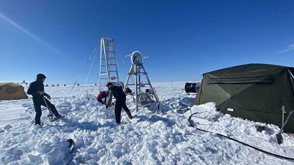 Ученые обнаружили в основании антарктического ледника теплую воду
