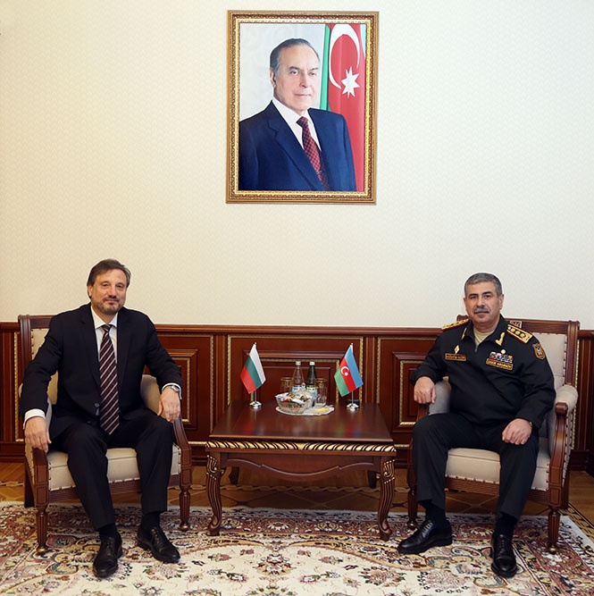 Азербайджан и Болгария обсудили перспективы развития военного сотрудничества
