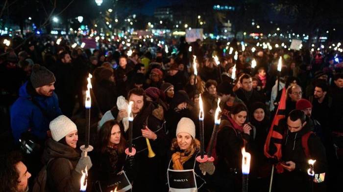Во Франции в знак протеста прошли факельные шествия
