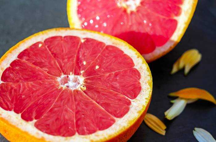 Диетолог рассказала, помогает ли грейпфрут сжигать жир
