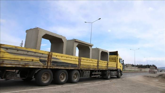 Турция доставляет бетонные блоки на границу с Сирией
