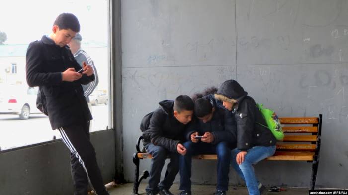 В школах Туркменистана запретили мобильные телефоны
