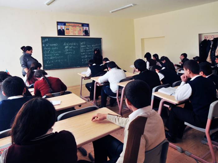 В Азербайджане определяются школьники, которые потенциально могут быть отнесены к уязвимым группам
