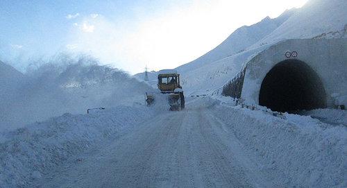 Одна из дорог Грузии закрыта для большегрузов из-за снегопада