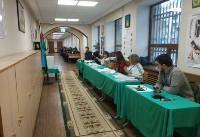 За ходом голосования на участках III Ясамальского ИО №17 следят международные наблюдатели
