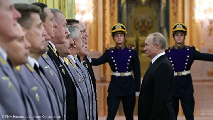 Путин снял с должностей генералов МВД и МЧС
