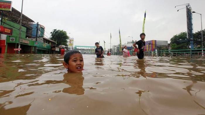 В Индонезии около 10 тысяч человек покинули дома из-за наводнения
