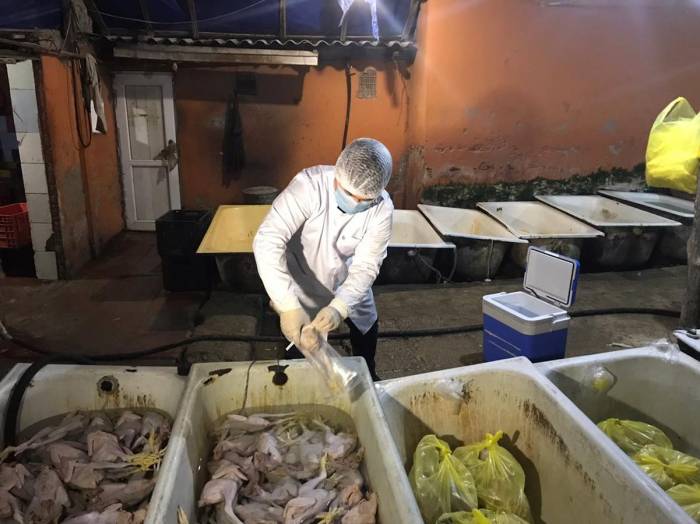 В Азербайджане выявлено незаконно действующее предприятие по переработке куриного мяса