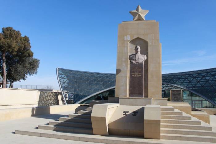 Посол Беларуси в Азербайджане возложил цветы к памятнику Ази Асланова - ФОТО