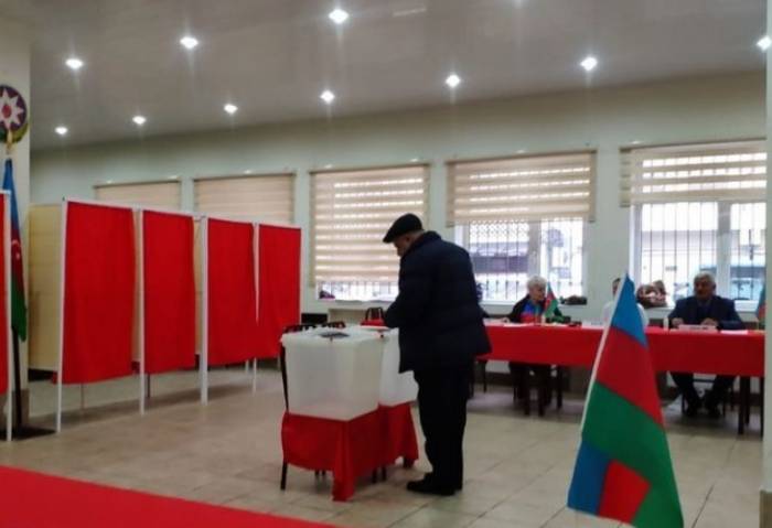 На участках Сабаильского района за ходом голосования следят международные наблюдатели