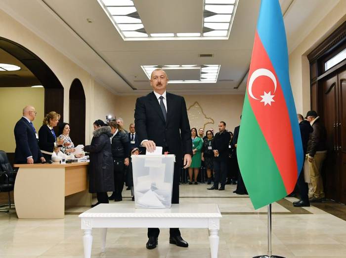 Президент Ильхам Алиев и Первая леди Мехрибан Алиева проголосовали на парламентских выборах - ФОТО
