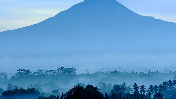 В Индонезии вулкан Мерапи выбросил столб пепла
