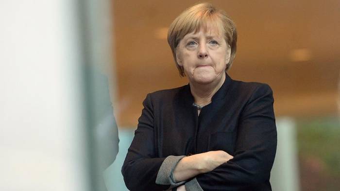 Меркель обсудит с премьером Греции ситуацию с беженцами
