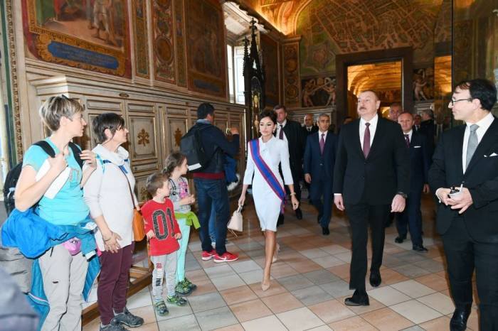 Президент Ильхам Алиев и Первая леди Мехрибан Алиева ознакомились в Ватикане с Сикстинской капеллой и Собором Святого Петра - ФОТО