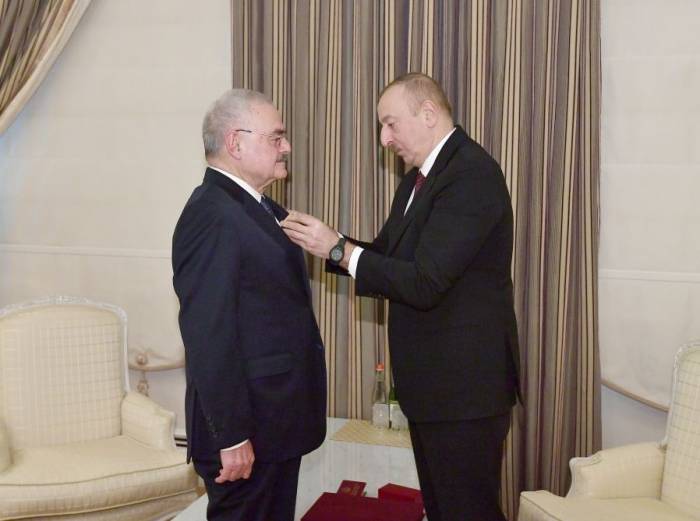 Ильхам Алиев вручил Артуру Раси-заде орден "За службу Отечеству" 1-й степени