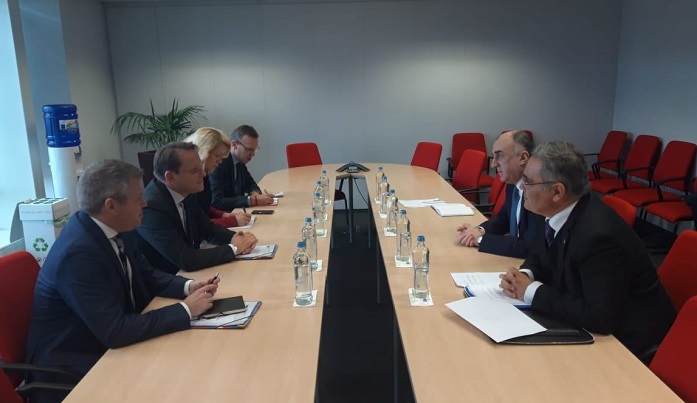 Глава МИД Азербайджана встретился с комиссаром ЕС 