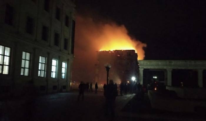 В Нефтчале загорелось жилое многоквартирное здание