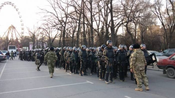 На площадь Ала-Тоо в Бишкеке прибыл спецназ - ФОТО