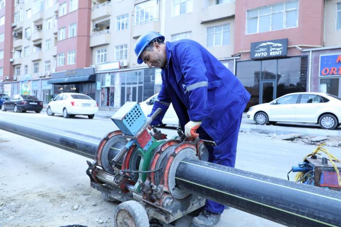 На некоторых улицах Хатаинского района Баку проводится замена газопровода 
