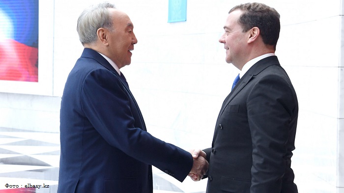 Назарбаев встретился с Медведевым