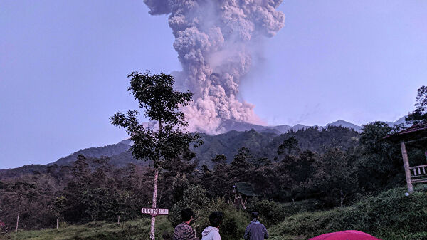 В Индонезии вулкан Мерапи выбросил шестикилометровый столб пепла
