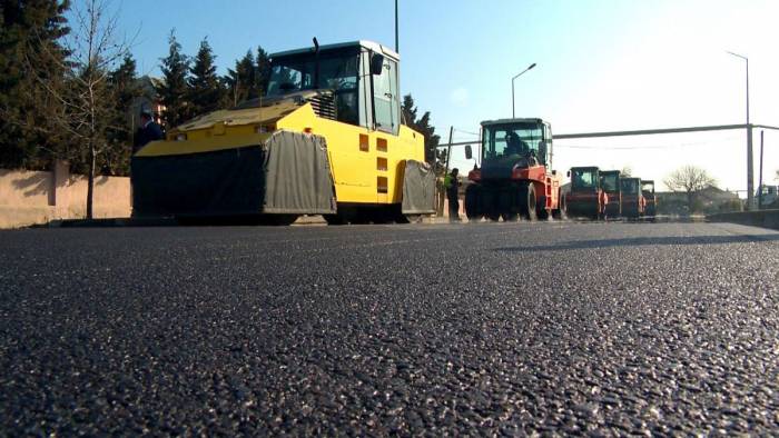 В пригородах Баку идет реконструкция проселочных автодорог