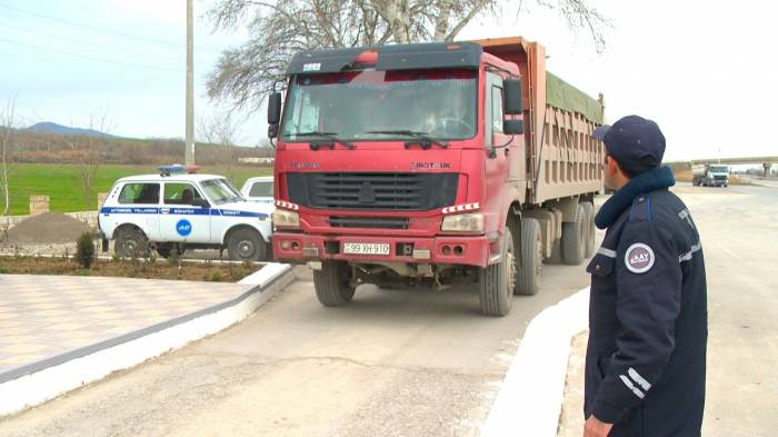 В Азербайджане ограничено движение груженого сверх нормы транспорта 