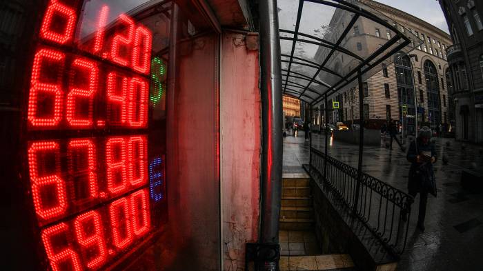 Рубль упал на рынке Forex после обвала цен на нефть