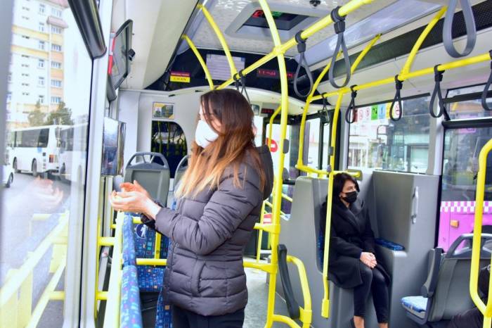 В Баку в автобусах установлены емкости с дезинфицирующим раствором