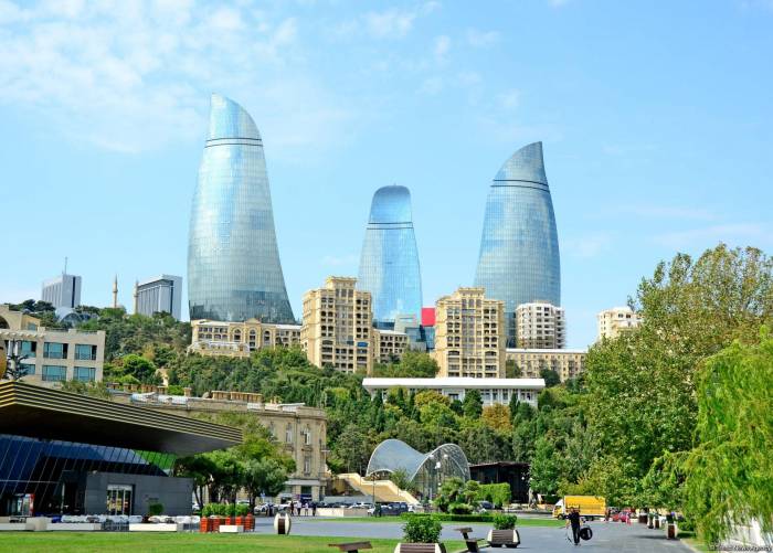 В Азербайджане госструктуры в праздничные дни будут работать в обычном режиме
