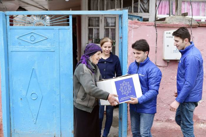 Фонд Гейдара Алиева раздал малообеспеченным семьям подарки