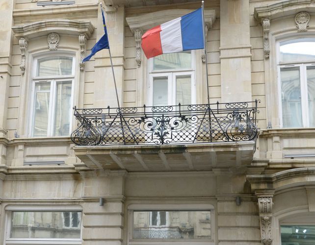 Посольство Франции в Азербайджане приостановило выдачу виз
