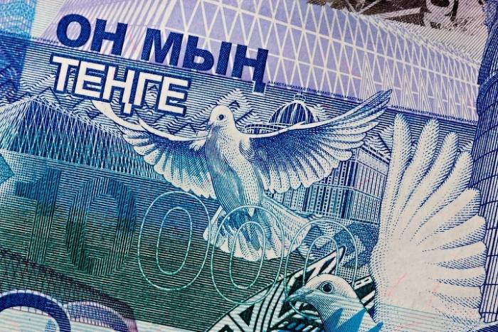 Курс тeнге продолжает снижаться
