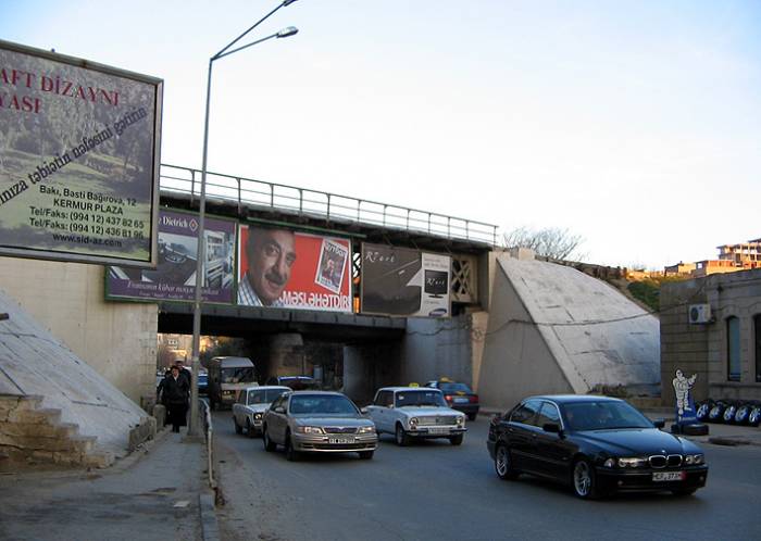 В центре Баку проводится снос моста: изменены маршруты автобусов
