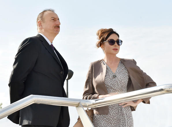Президент Ильхам Алиев и Первая леди Мехрибан Алиева приняли участие в открытии жилого комплекса в Говсане - ФОТО