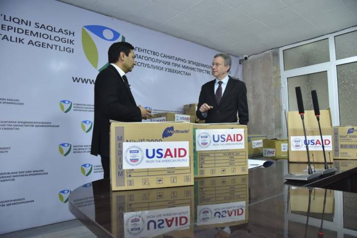 США передали Узбекистану вторую партию средств индивидуальной защиты против распространения COVID-19
