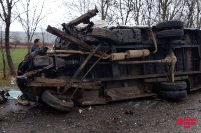 На юге Азербайджана автомобиль упал в овраг, есть погибшие
