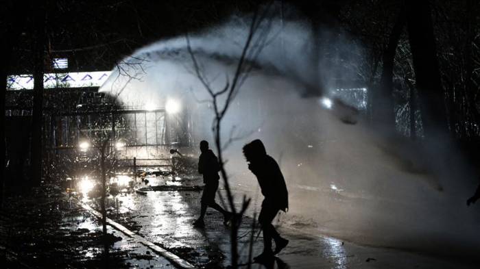 Греческая полиция применила против беженцев газовые гранаты и водометы
