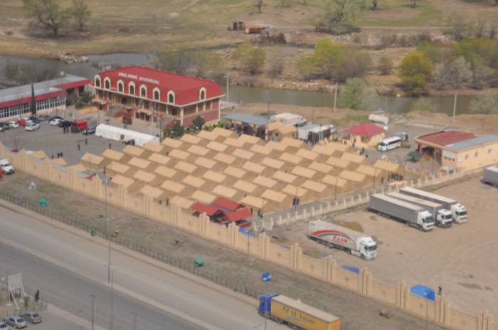 МЧС Азербайджана увеличило число палаток в приемно-сортировочных пунктах на границе - ФОТО
