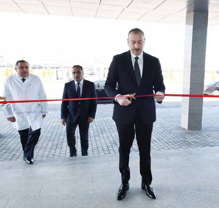 Ильхам Алиев и Мехрибан Алиева на открытии больницы в Геранбои - ФОТО