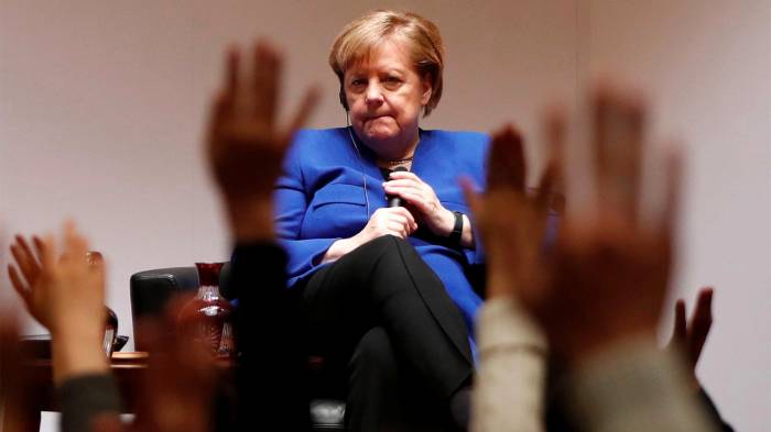 Глава МВД Германии не пожал руку Меркель из-за ситуации с коронавирусом