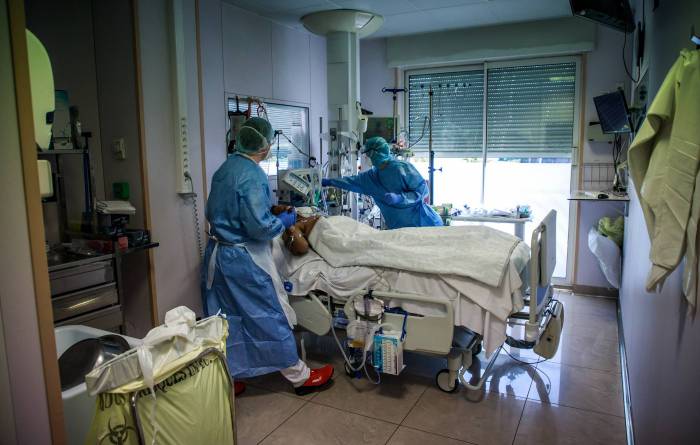 Парижские больницы переполнены зараженными коронавирусом