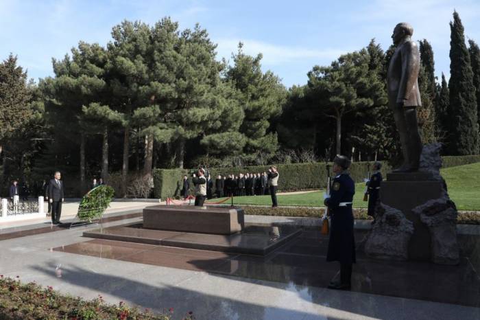 Президент Туркменистана посетил могилу Гейдара Алиева и Аллею шехидов - ФОТО