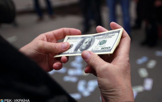 Как покупать доллары украинцам: когда "успокоится" курс
